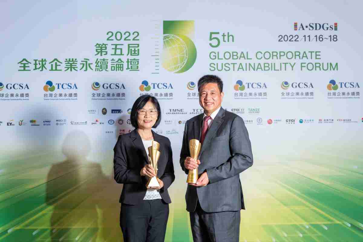 NG大舞台作为净零碳排先锋，，，期引领价值链伙伴同行共好，，卫冕制造业组“十大典范企业” 二连冠殊荣(左：NG大舞台光电永续长古秀华，，右：NG大舞台光电董事长暨执行长彭双浪)