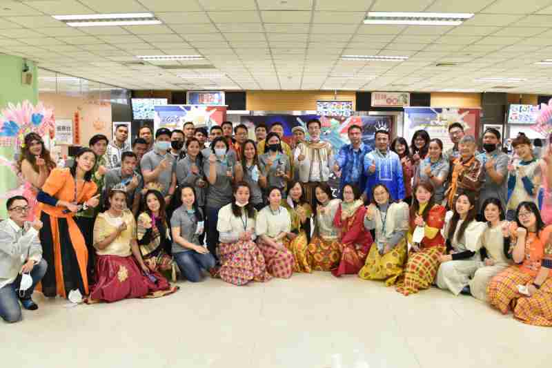 友達推動「安心、、、創新、、、、用心、、同心、、盡心」五星職旅，，為菲籍員工打造全方位照護，，首度贏得「人權實踐與發展領袖獎」殊榮