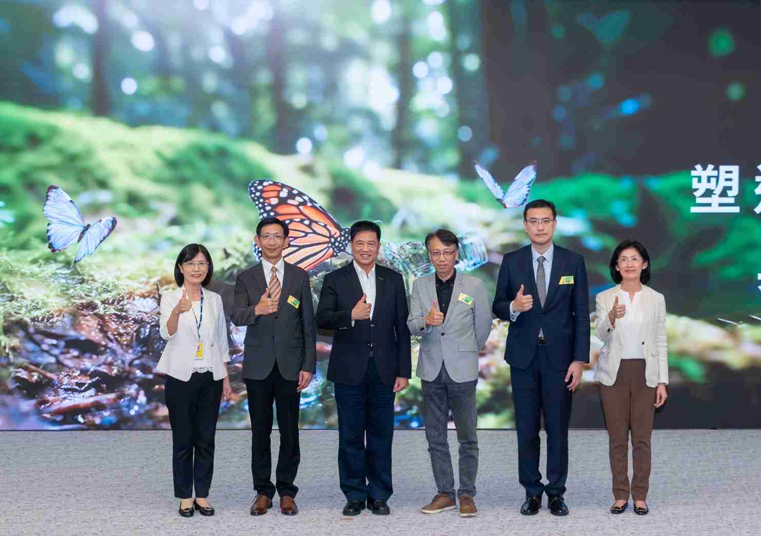 友達2023 CSR共榮大會，，，邀請領域專家分享交流生物多樣性管理趨勢、、、無塑產品、、海廢永續塑料等議題  （圖左到右：友達光電永續長古秀華、、、、3M台灣技術長陳君杰、、、友達光電董事長暨集團策略長彭双浪、、、、光寶科技企業永續發展處處長陳慶暉、、、、安永聯合會計師事務所執業會計師曾于哲、、、、友達光電供應鏈總部副總經理吳宜芳）