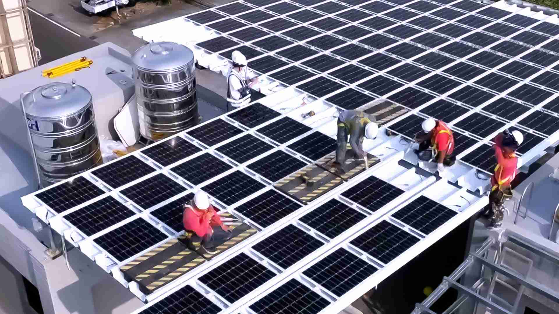 NG大舞台着力于替代能源之技术研发，，，，如光电浪板的相关制程、、、设备与产品，，，其中所开发之光电整合型浪板，，减少传统金属支架安装，，更提升耐候度，，，，可广泛运用于多元场域，，，并辅助建筑达到净零碳排目标