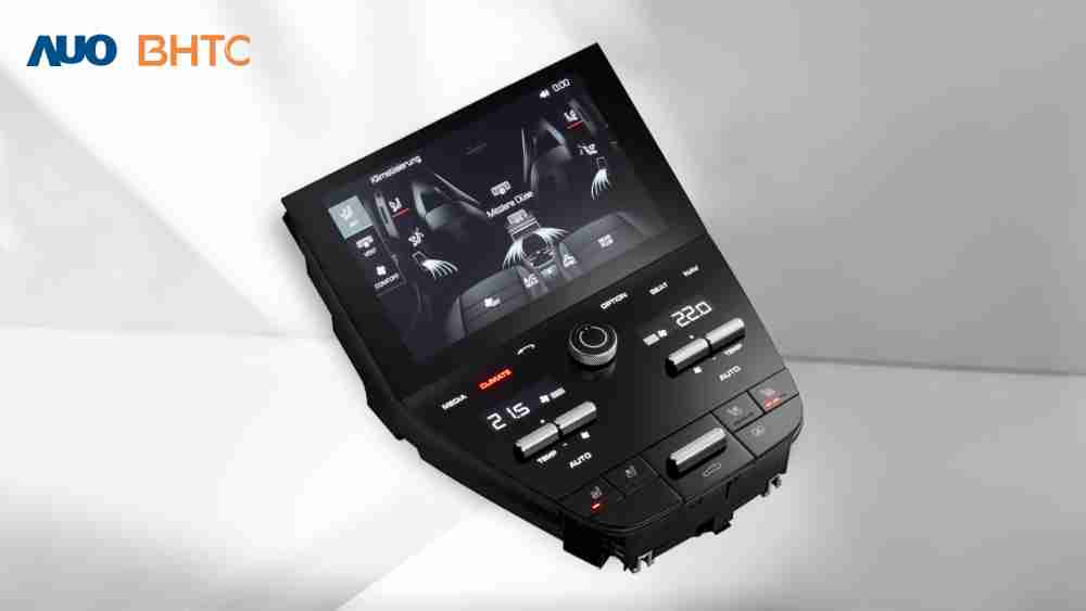 作為友達新生力軍，，，，BHTC所展示的中央與後座鞍部的Display HMI產品，，可處理多區恆溫控制、、、顯示畫面，，，，呈現仿真3D車室分區；以力傳感技術精準傳遞觸感，，，並結合音量及震動反饋，，，防止意外啟動，，提供使用者自然流暢、、直觀且輕鬆駕馭的舒適介面