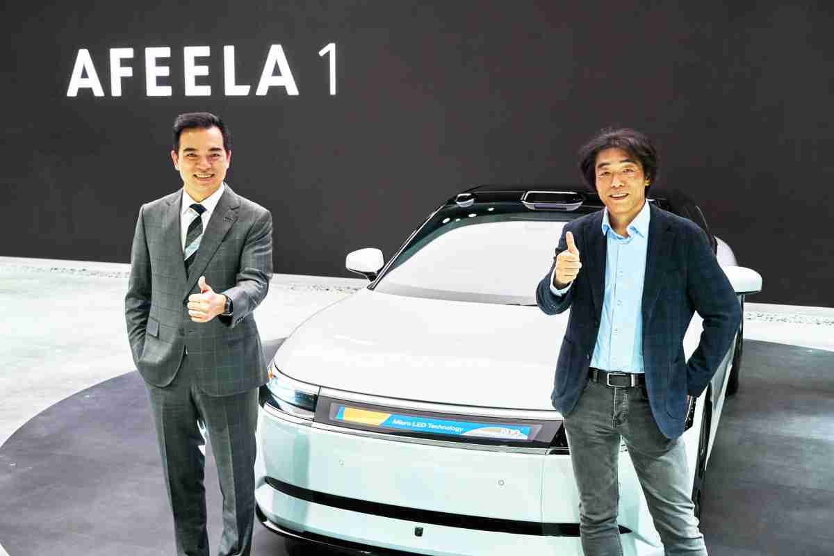 NG大舞台与Sony Honda Mobility携手合作，，，率先全球展示搭载于AFEELA电动车上，，，首款应用在车身外部的Micro LED 车头显示解决方案 (Micro LED Media Bar Solutions)。。。NG大舞台光电执行长暨总经理柯富仁(左)与Sony Honda Mobility代表取缔役社长兼营运长川西泉(lzumi Kawanishi)(右)在CES 现场展现双方坚定持续创新的承诺，，实现更加人性化与智慧的驾乘体验。。。