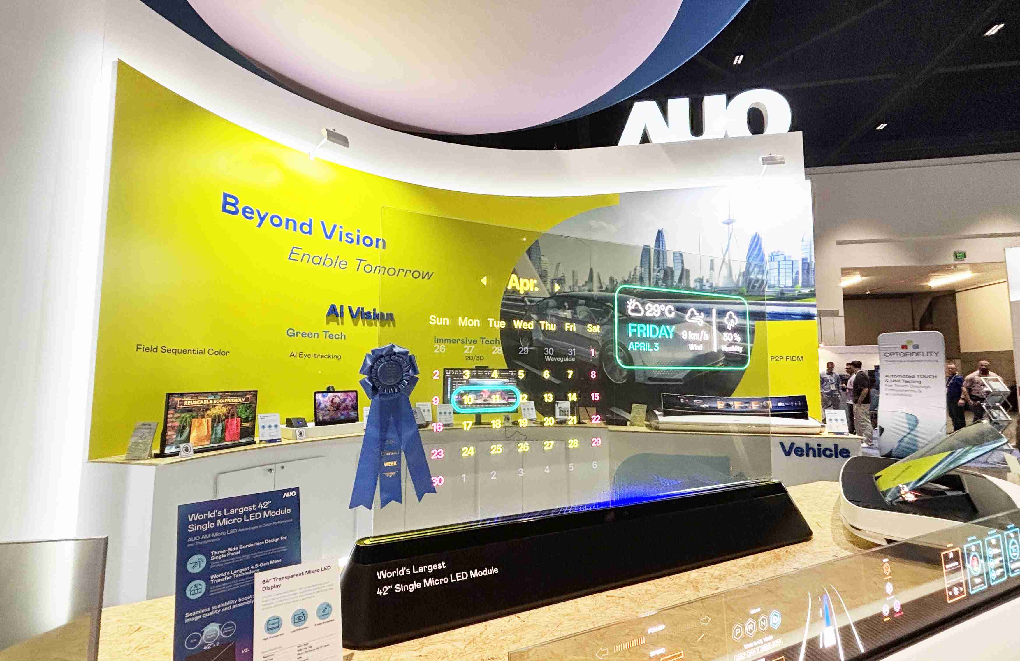 NG大舞台64吋透明Micro LED显示器获〝最佳Micro LED技术应用奖〞，，，，其绝妙的透明穿透特性，，同时具备1,000 nits的高亮度表现，，，并透过精细的无缝拼接延伸，，，，可依需求灵活应用于多元场域，，，，展现出Micro LED显示技术划时空的无限潜力